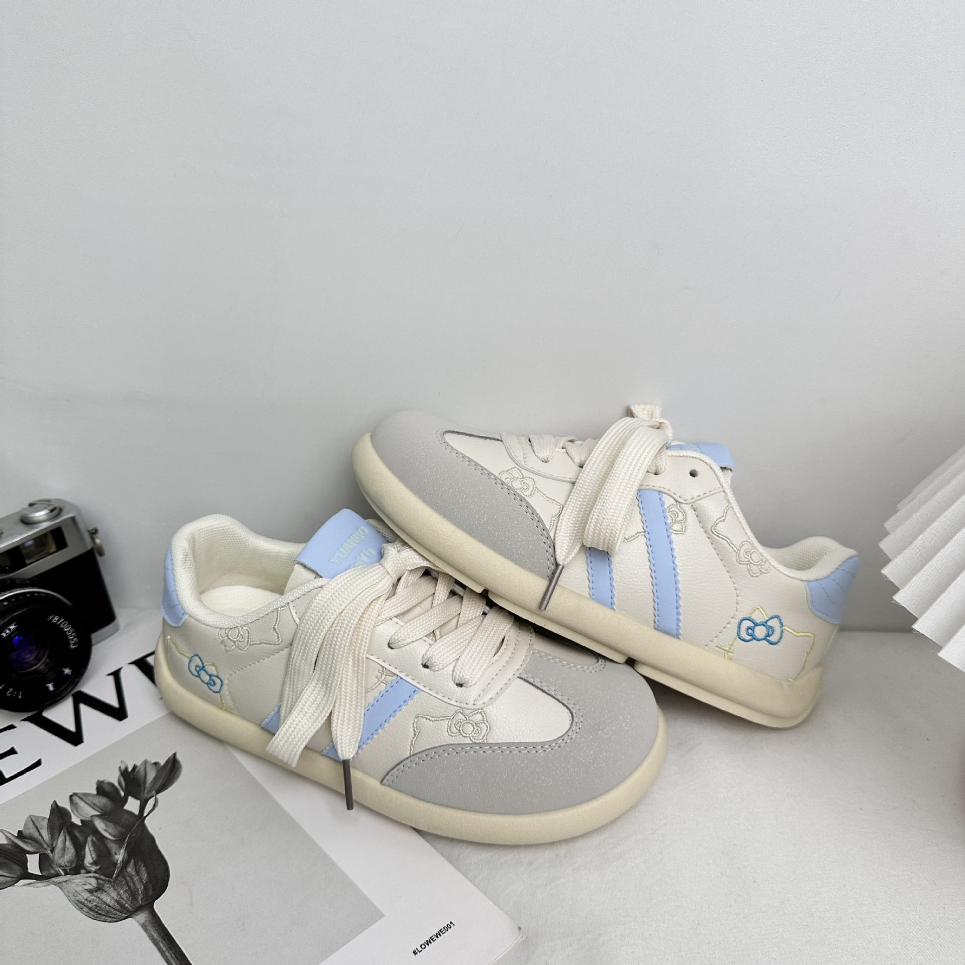 Yuanbo lindo gato KT bordado alemán zapatos de entrenamiento femenino 2025 primavera coreana nicho todo fósforo zapatos casuales pequeños zapatos blancos image 8