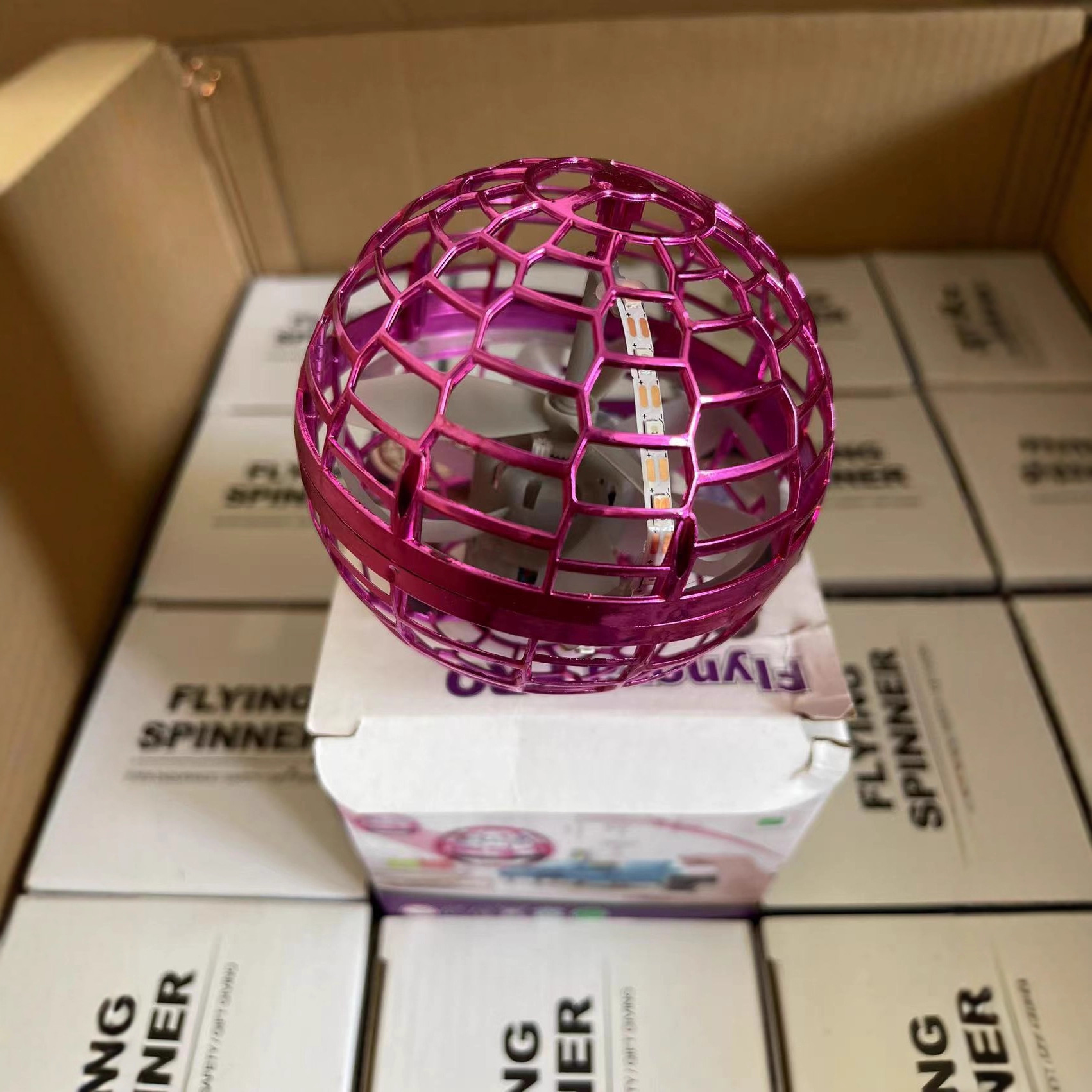 Transfronterizos con el mismo tipo de bolas de inducción mágicas OVNIS brillarán bolas mágicas de tecnología negra de dedos giroscópicos juguetes de descompresión