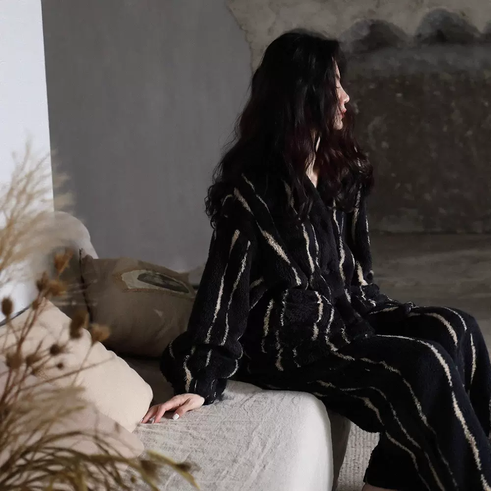 新款睡衣女秋冬季黑色V领开衫珊瑚绒加绒加厚法兰绒家居服可外穿