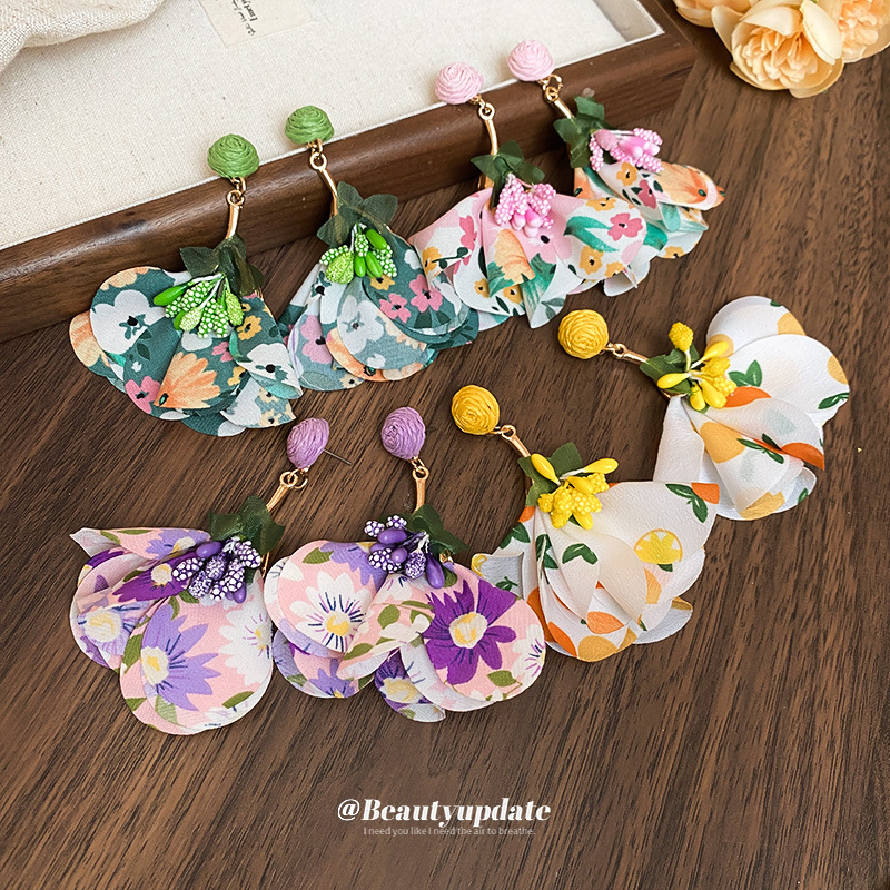 Pendientes de borla de flores de tela de rafio Pendientes de temperamento de estilo de vacaciones junto al mar Pendientes de lujo ligero de nicho para mujer