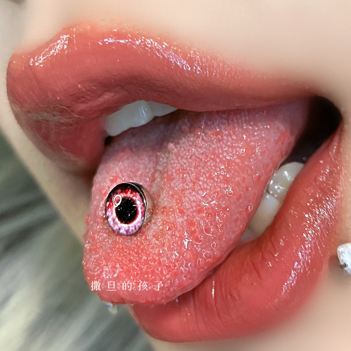 16G labret stud size and finish detail