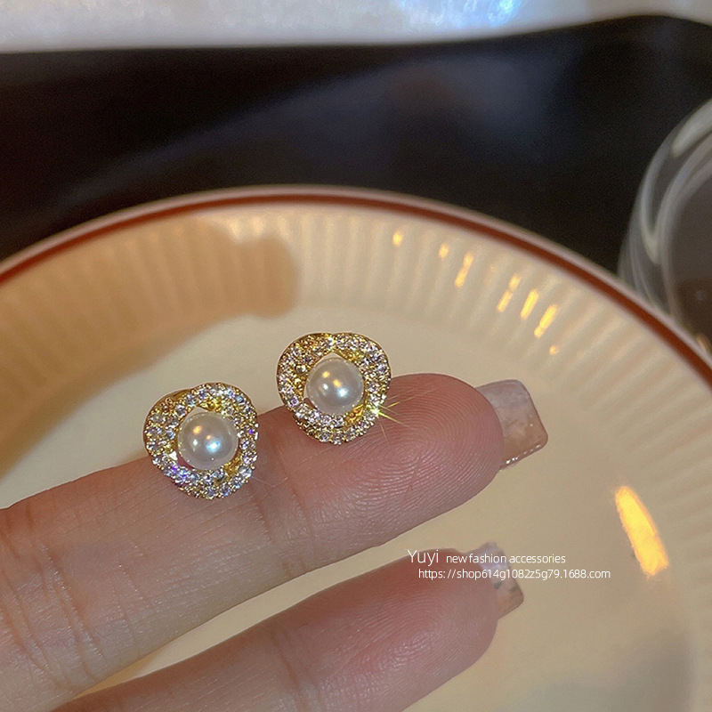 Ingresos franceses de perlas de moda femenina simple pendientes rojos ligeros de lujo versátiles pendientes de nicho de alta calidad