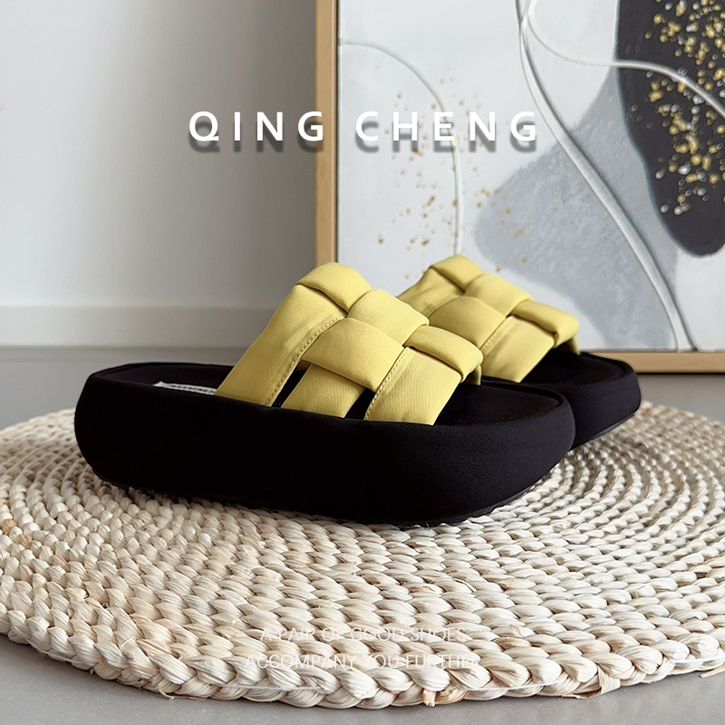 Las primeras zapatillas de suela gruesa de estilo explosivo antiguo para mujer, ropa exterior de verano 2025 nuevas sandalias de un solo pedal, chanclas casuales de tejido de moda