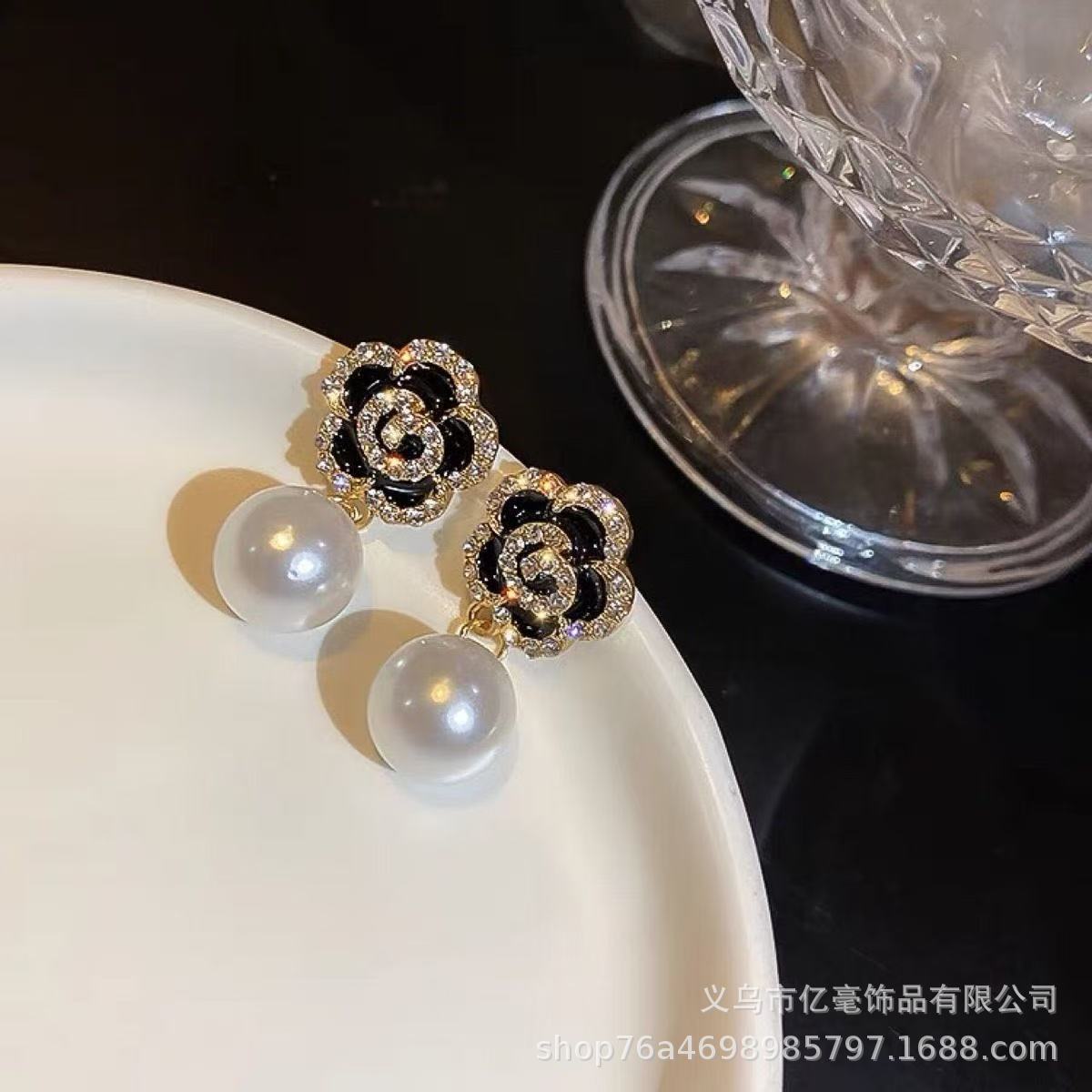 S925 Pendientes de perlas de temperamento Pendientes de lujo ligero de alta gama Pendientes al por mayor y al por menor transfronterizos Mujeres