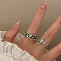 土星の女の子! フラッシュダイヤモンドの星の指輪の女性の軽豪華な大衆はカップルの人差指を設計して冷たい風の高級感をペアリングします。