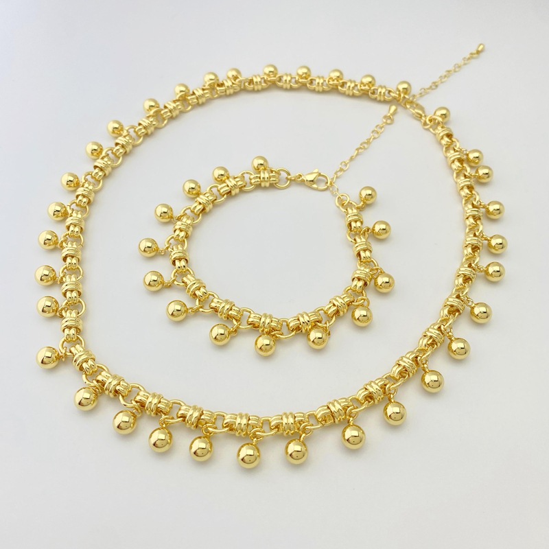 Fashionable golden choker