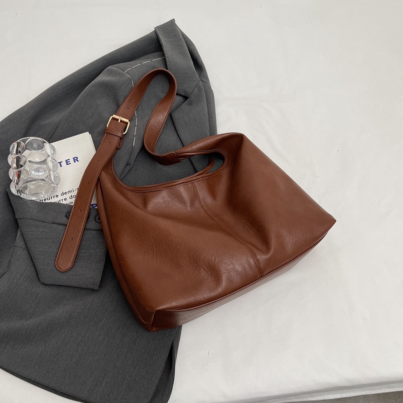 Bolsa de gran capacidad para mujer Otoño e Invierno retro 2023 nuevo todo partido hombro crossbody bolsa de cubo bolsa de viaje de clase