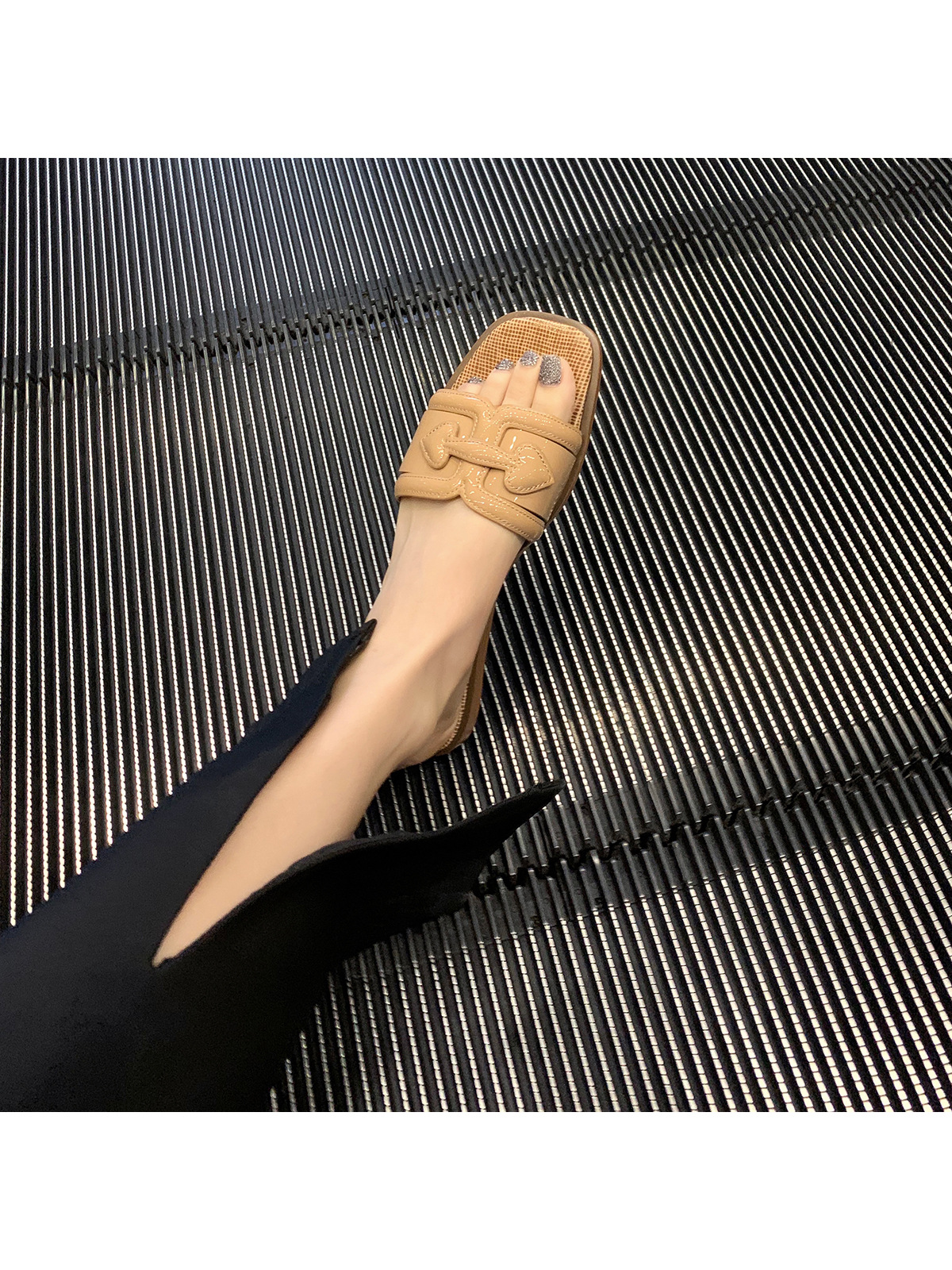 グレープママ同じスタイル 2025 夏の新ファッションフラットスクエアトゥホリデーワンストラップアウタースリッパ女性のための本革