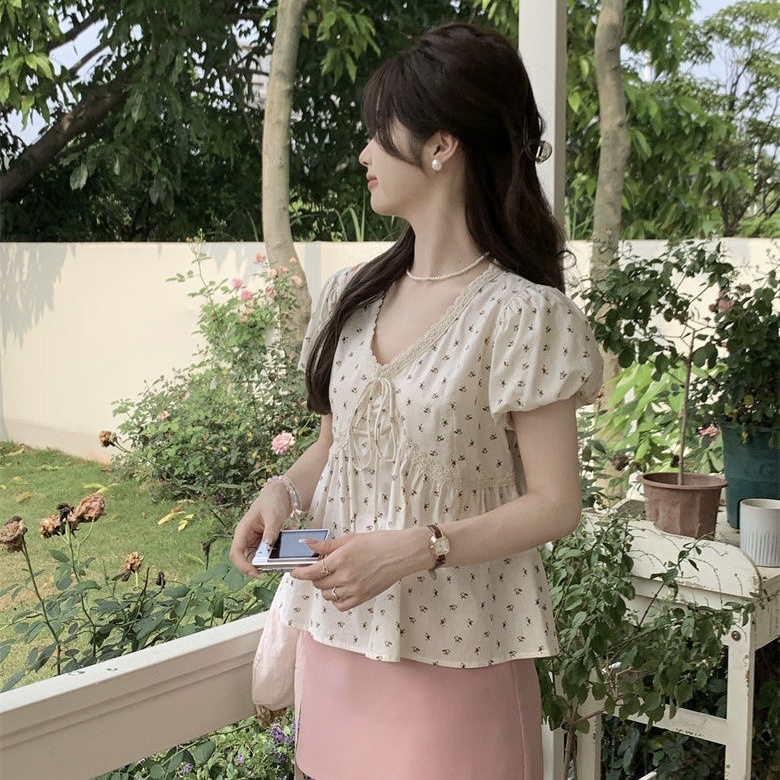 韓国の優しいスタイルの V ネックレトロレーススプライシングシャツ女性の夏の新しいパフスリーブルーズベビードールシャツトップ|undefined