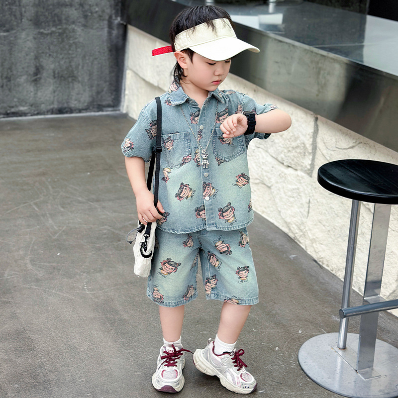 7426 Traje de camisa de mezclilla para niños 2025 Nuevo verano Super guapo Nezha Ropa para niños Estilo occidental Manga corta coreana