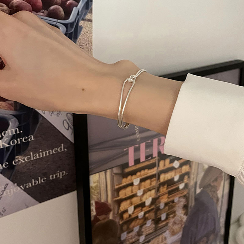 Minimalistescht Design, geknüpft Sterling Sëlwer modesch a lässeg Bracelet fir Fraen am 2024 neie koreaneschen East Gate Instagram Style Nischebracelet_voghion.com