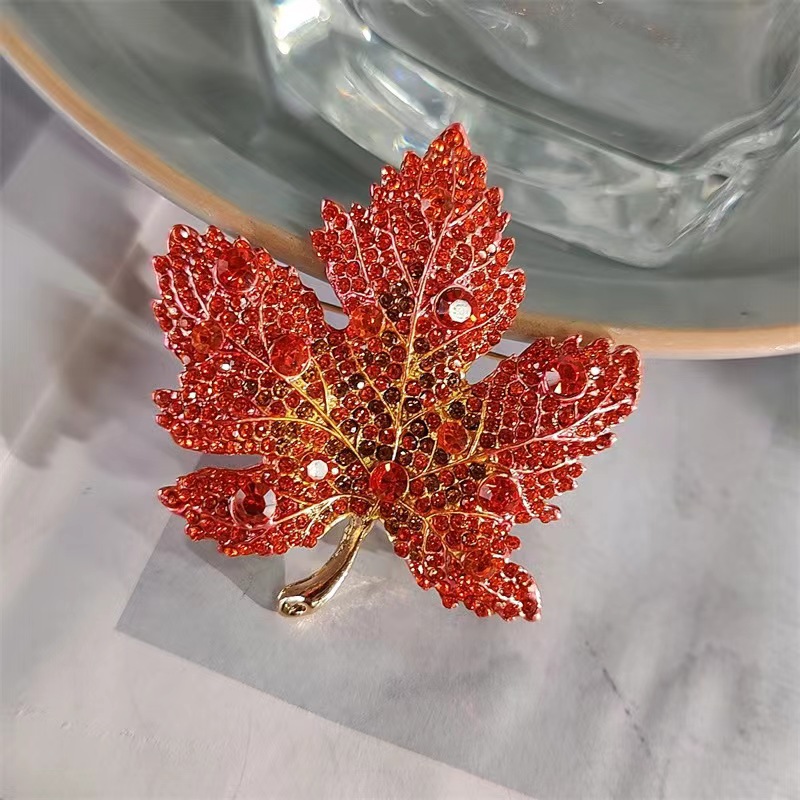 Ein Blatt weiß Herbst heißer Verkauf exquisite rote Ahornblatt Brosche Persönlichkeit Mode Blatt Brosche Herbst und Winter Zubehör Pin_voghion.com