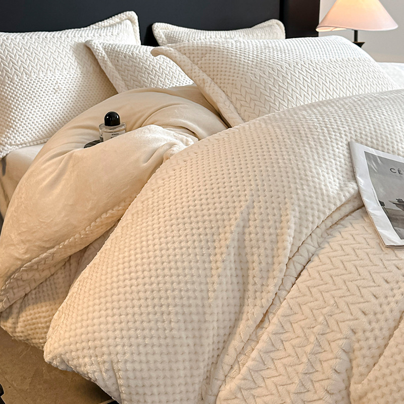 Cama de lujo ligera de invierno de cuatro piezas con colcha de coral tallado de brida de seda de leche gruesa red de doble cara más ropa de cama de lana