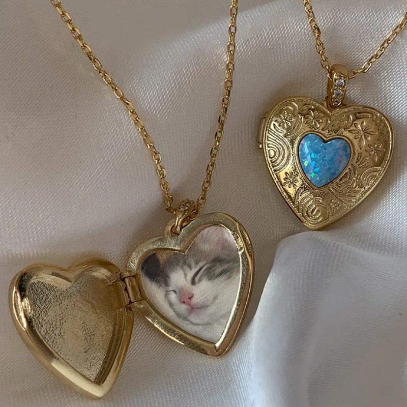Blue love opening and closing