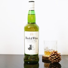 �ڰ׹� BLACK&WHITE�{����ʿ��Ӣ��ԭ�b�M������Ҿ� 700ml