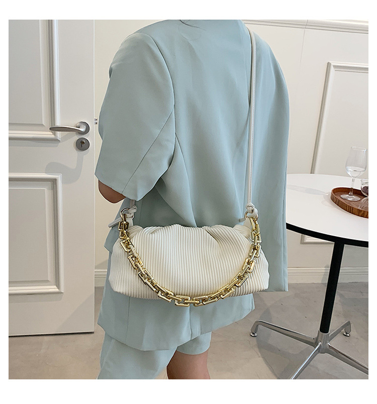 Underarm Fold Cloud Bag 2021 New Trendy One-shoulder Messenger Bag display picture 4