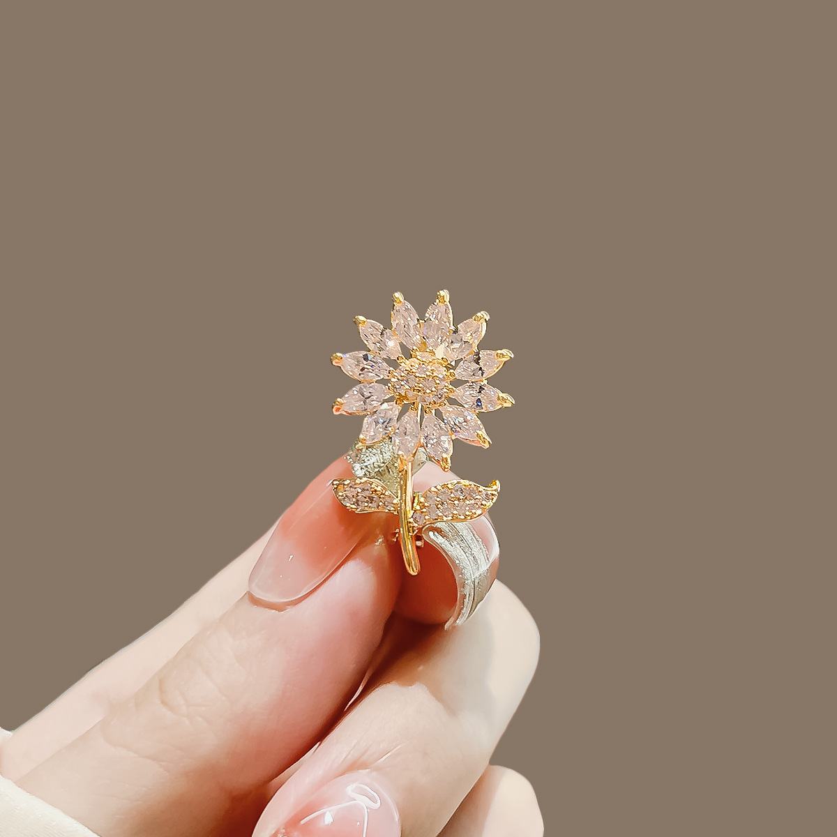 Sunflower Anti-Exposure Brooch, High-End Luxury, Fashionable and Elegant Women's Pin, Anti-Exposure Buckle, Suit Accessory