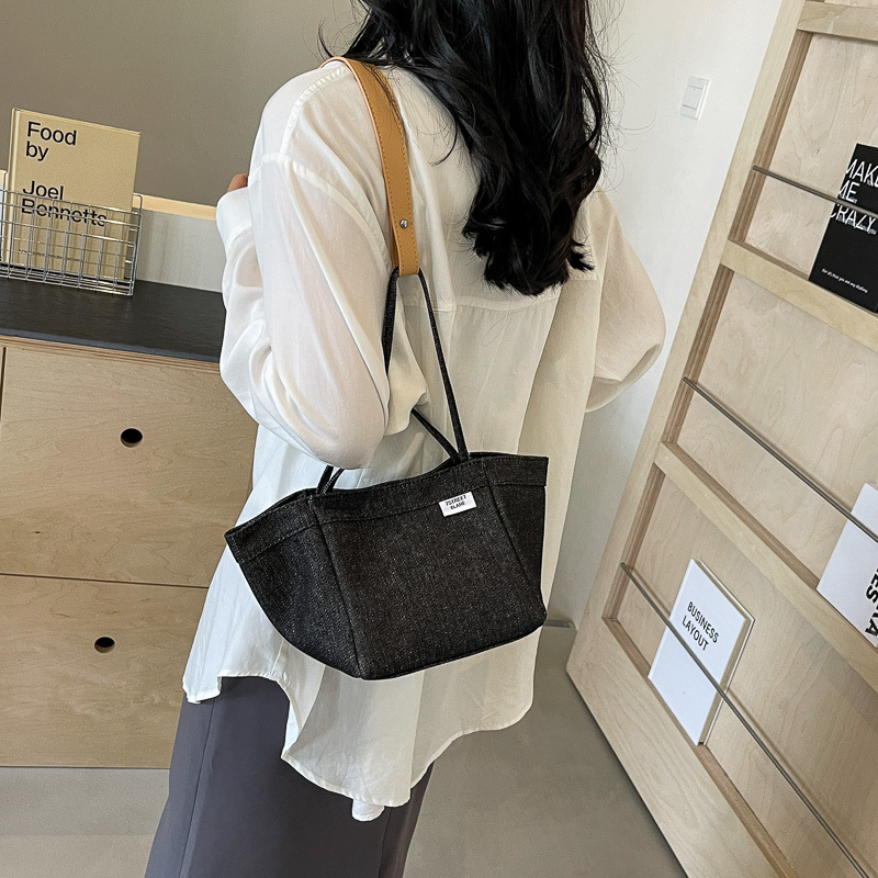 Bolsos populares de este año para mujeres 2024 nueva moda denim bolso de cubo portátil diseño de nicho bolso de mensajero de un solo hombro