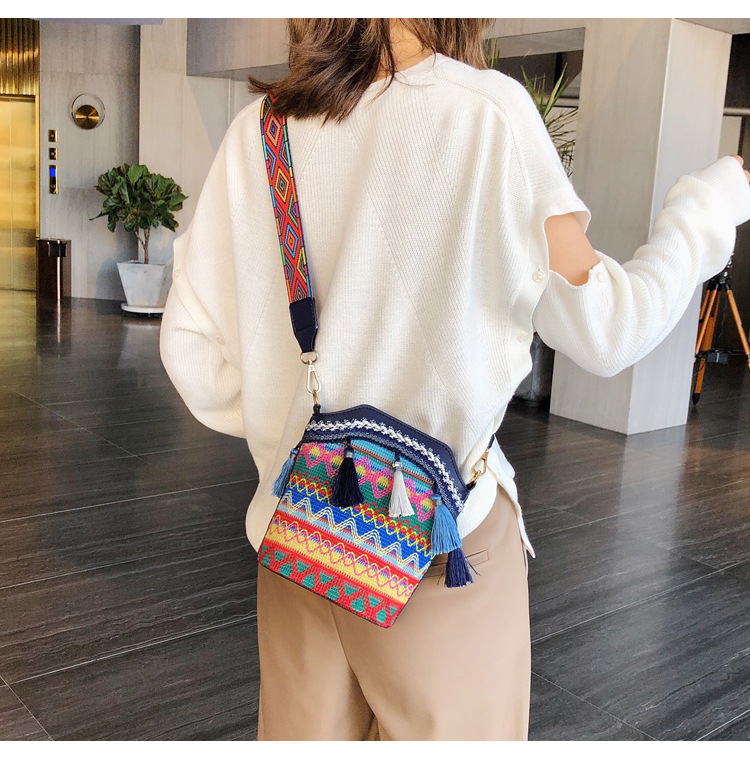 Women's Small All Seasons Pu Leather Nylon Stripe Ethnic Style Tassel Bucket Zipper Shoulder Bag display picture 3