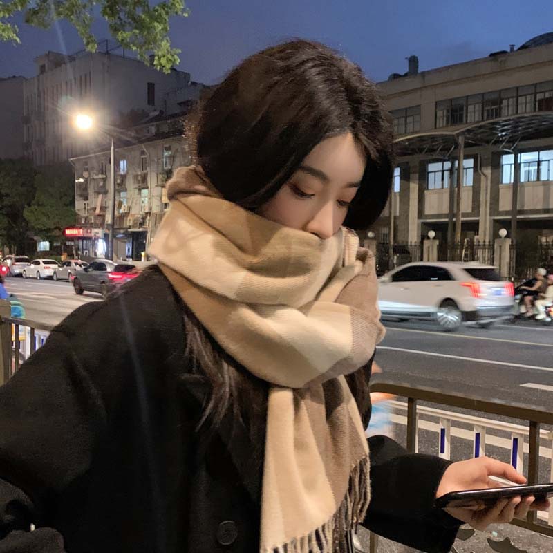 Bufanda de imitación de cachemira, bufanda cálida de invierno, diseño a cuadros simple y elegante con un toque de alta gama, chal con borlas al por mayor, borlas de alta gama.