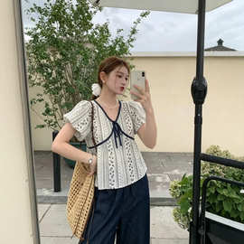 大码女装甜美v领拼接花边泡泡袖上衣胖mm设计感显瘦衬衫