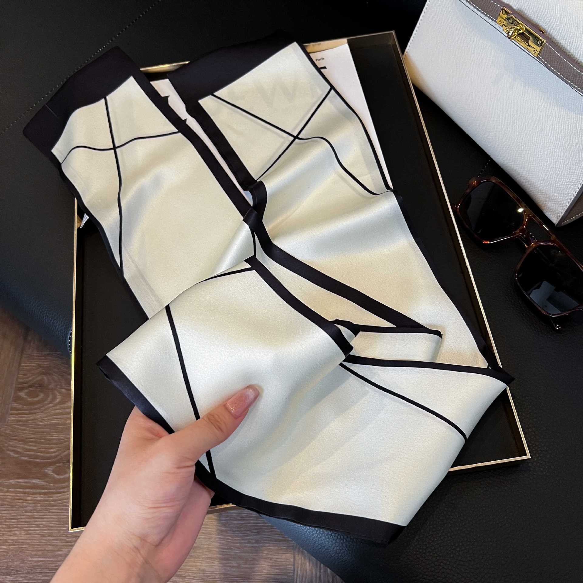 Nueva bufanda de seda pequeña banda larga estrecha para el cabello mujer estilo primavera y otoño moda madre bufanda estilo verano estilo fino serpentina bufanda al por mayor