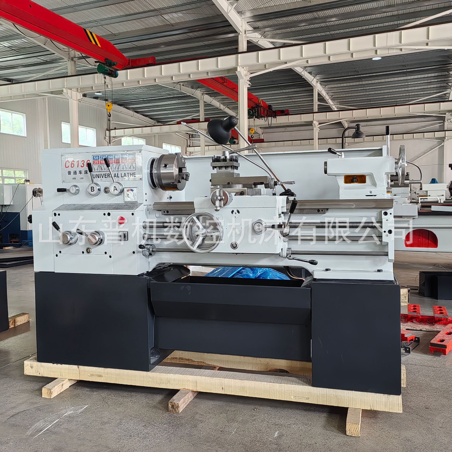 Suministro de stock C6136 * 750 pequeño torno doméstico para la enseñanza y el uso de cubierta C6136 fabricante de tornos