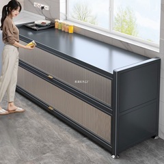 台所の棚が床に落ちた多層収納棚多機能電子レンジのそばの食器棚家庭用ドア付きロッカー