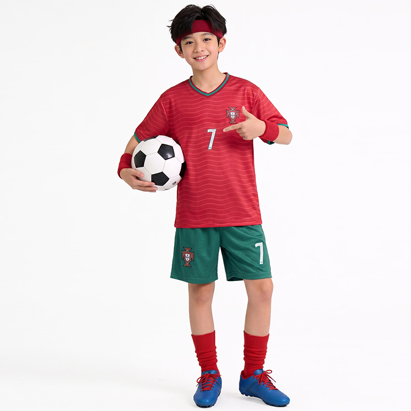 O'g'il bolalar uchun yozgi to'plam, o'rta va katta bolalar uchun yupqa uslub, 2026-yilgi yangi bolalar futbolkasi, tez quriydigan muz ipakdan yasalgan kalta yengli futbol futbolkasi