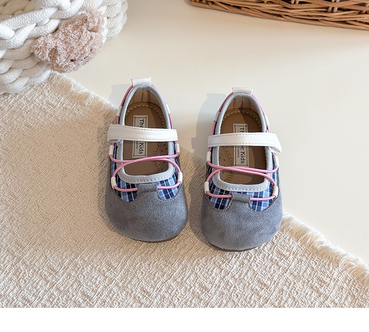 Sapatos de couro aos quadrados para menina versáteis e flexíveis_voghion.com