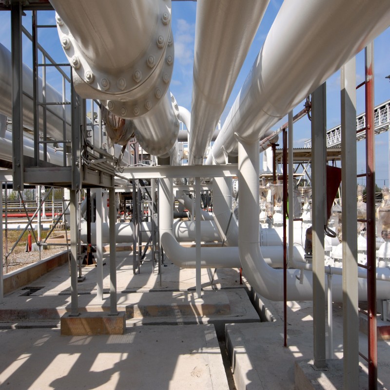 MMA抗防滑薄层，对深层裂缝可钻斜孔穿过缝面。