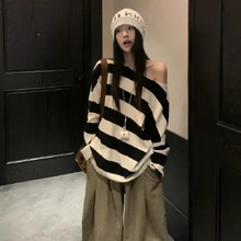 慵懒风复古撞色条纹设计感斜肩针织衫女2025秋季新款宽松露肩上衣