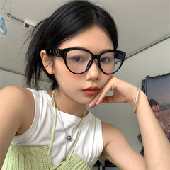 Heart-shaped cat-eye black-frame glasses, bare-faced plain lenses, French retro style—perfect for sweet, trendy girls who love the chic, minimalist aesthetic, ideal for pairing with European and American looks.