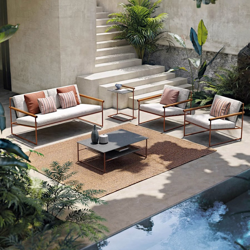 Conjunto de muebles de diseño para exteriores, sofá de teca y acero inoxidable para balcón, terraza o jardín.