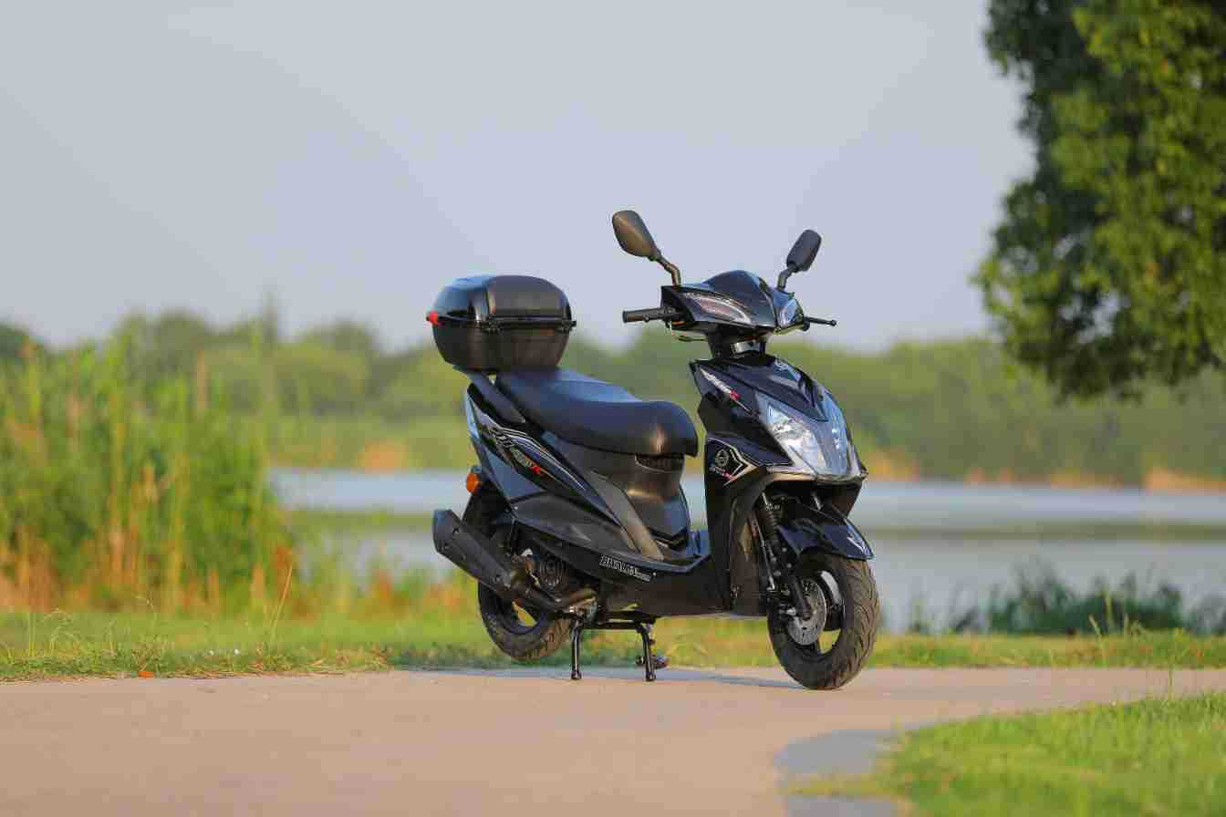Brand New Domestic Fuel Scooter, High Power, Long Battery Life, Fuel-Saving Motorcycle, Adult Commuting and Long-Distance Running King