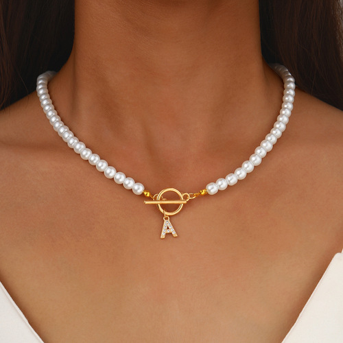 Hot-selling Pearl Chain OT-Clasp Necklace in Europe and America, Diamond-Inlaid 26-Letter Pendant Clavicle Chain, Name Necklace