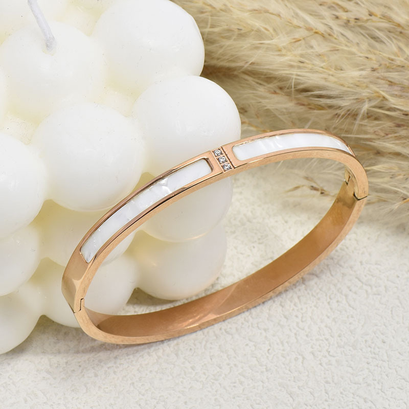 Pulsera de hebilla madre de concha de tres diamantes de acero de titanio transfronterizo moda femenina 18k oro real galvanoplastia de acero inoxidable pulsera explosiva
