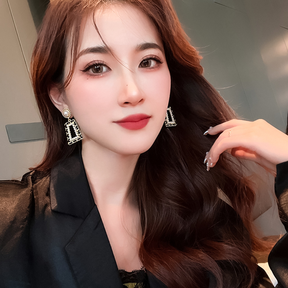 Pendientes de perlas cuadrados geométricos huecos con aguja de plata Pendientes de viento de fragancia pequeña retro elegante Pendientes de moda de temperamento de nicho para mujer