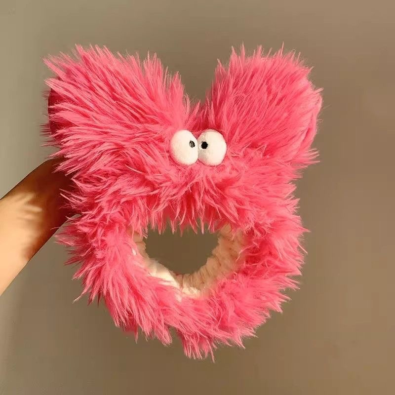 顔を洗って髪を洗って新型の少女の韓国の化粧をつけてマスクの専用のカチューシャをつけます。