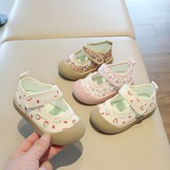 赤ちゃんの室内春秋2025新型子供の柔らかい底の花の女の子のキャンバスの靴の幼稚園の靴の浅い口のレジャー