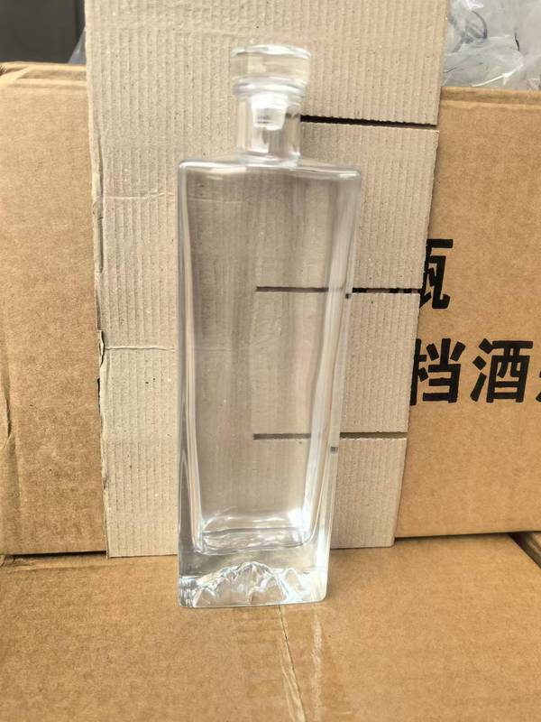 卸売り1斤入りの白瓶は透明なガラスの高級な瓶の透明な500mlの観山酒瓶の空瓶を厚くする|undefined