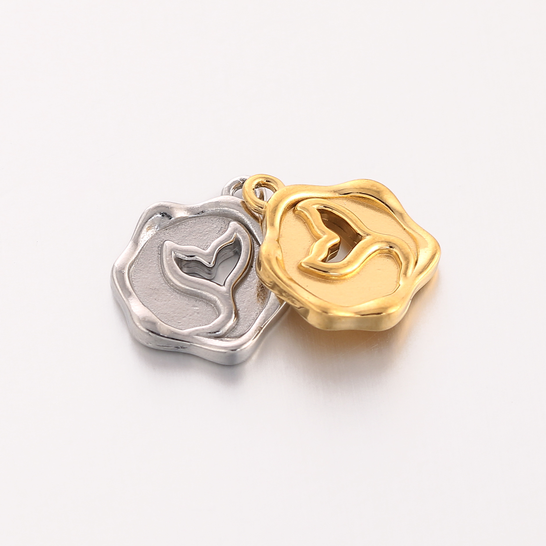 3 PCS/Package Quantity 304 Stainless Steel Material 3 PCS/Package 14*17mm 304 Stainless Steel Fish Tail Pendant