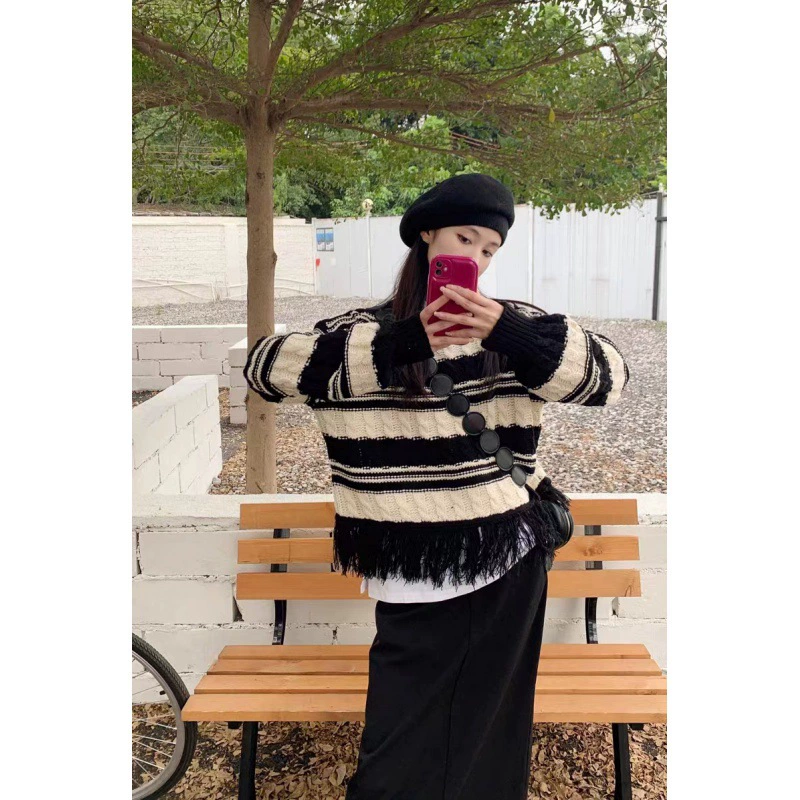 Французский ретро контрастный Цветной полосатый свитер с круглым вырезом и кисточками, женский осенне-зимний дизайн, короткий вязаный Топ для похудения в нише