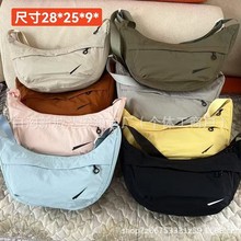 日系休闲斜挎包女生轻便单肩帆布包防水通勤纯色百搭尼龙饺子包男