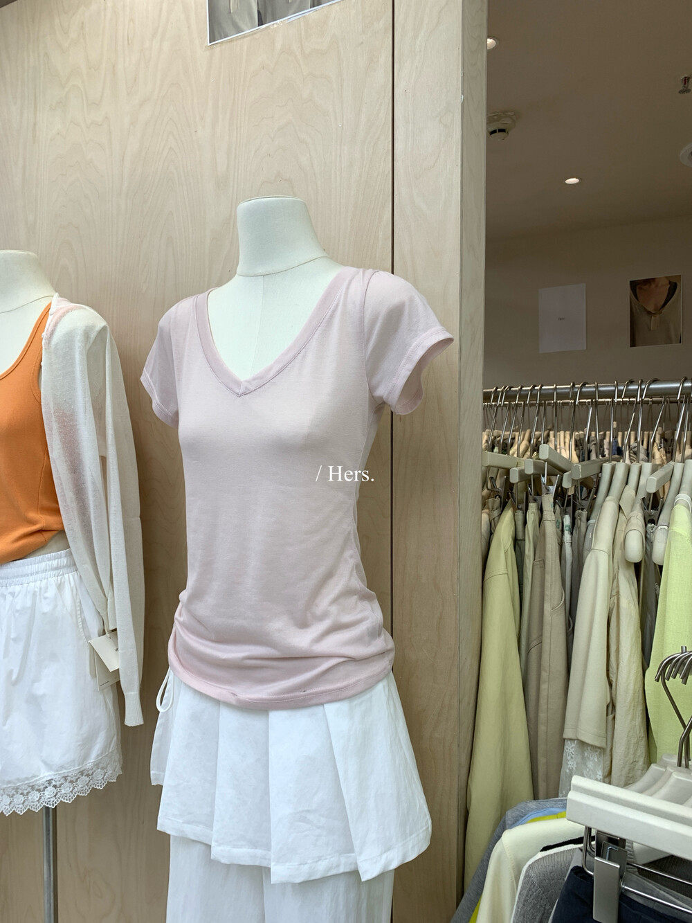 Áo thun nữ cổ V tay ngắn phong cách Hàn Quốc, form chuẩn vai, thiết kế đơn giản, mặc đẹp mọi dáng — màu đen, trắng ngà, màu hồng, xanh lá cây chi tiết 20