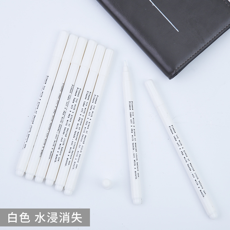 물이 사라지는 흰색 펜 12개, 물이 사라지며 가죽에 적합