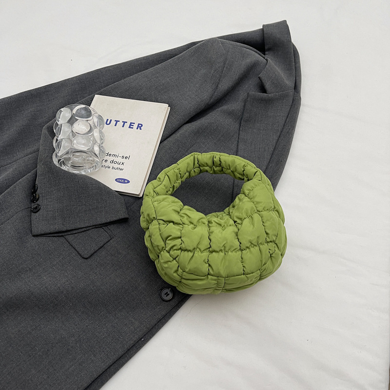 Bolso de nube a cuadros plisados coreanos al por mayor Bolso de axilas 2024 Nuevo estilo de plumón Mini bolso de moda