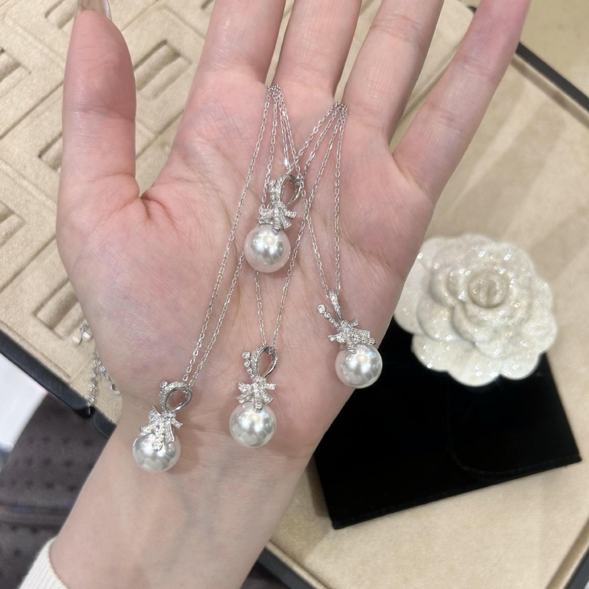 Cute sophisticated pendant with bow pearl