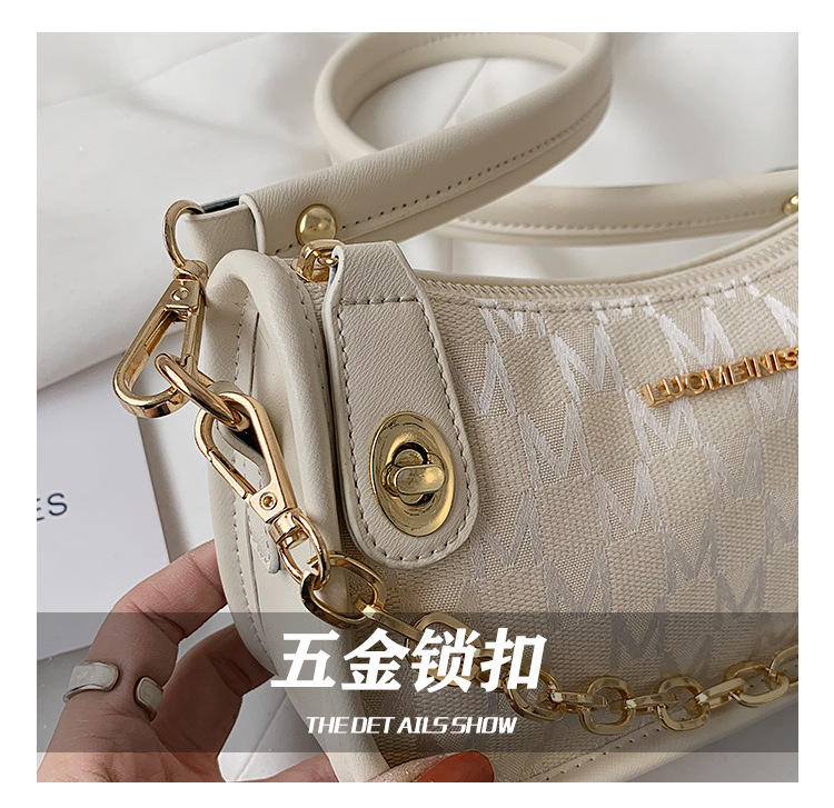 Fashion Chain Messenger Portable Small Square Bag Wholesale display picture 4