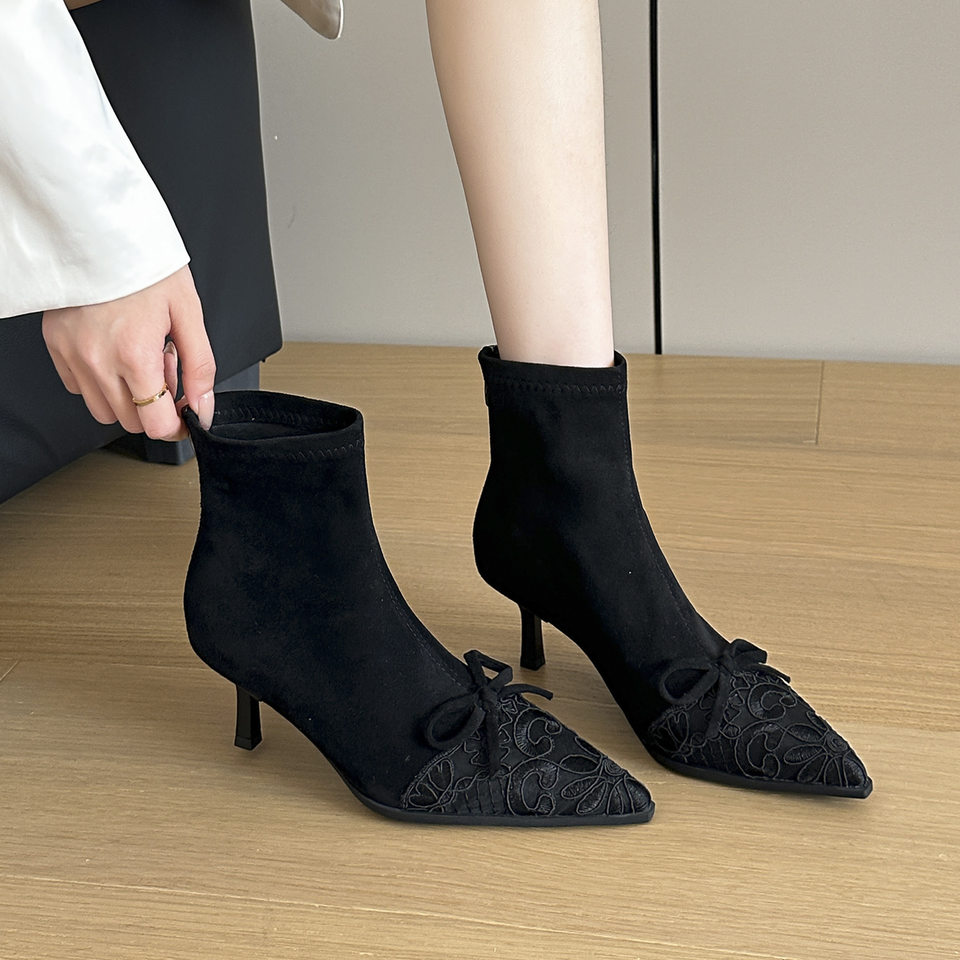 Bốt cổ ngắn ôm chân mũi nhọn gót cao 6–8 cm, thêu nơ, chất liệu nhung co giãn — màu đen